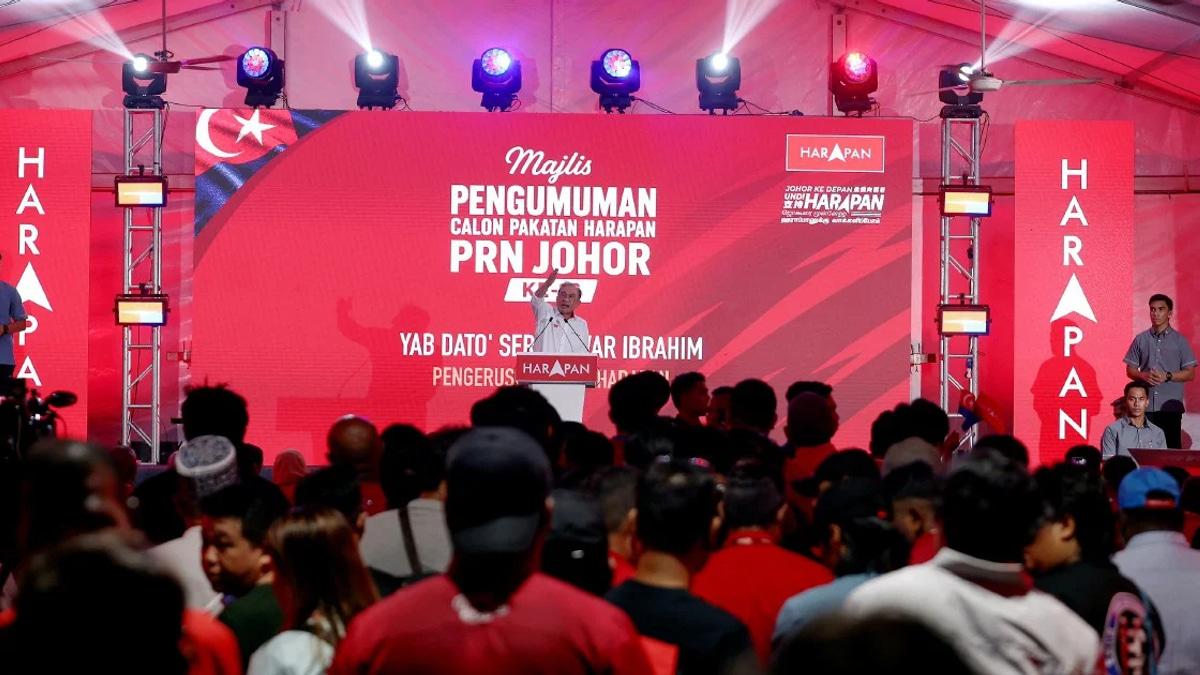 Anwar Calls for Clear Separation Between Electoral Contest and Royal Institutions in Johor Polls