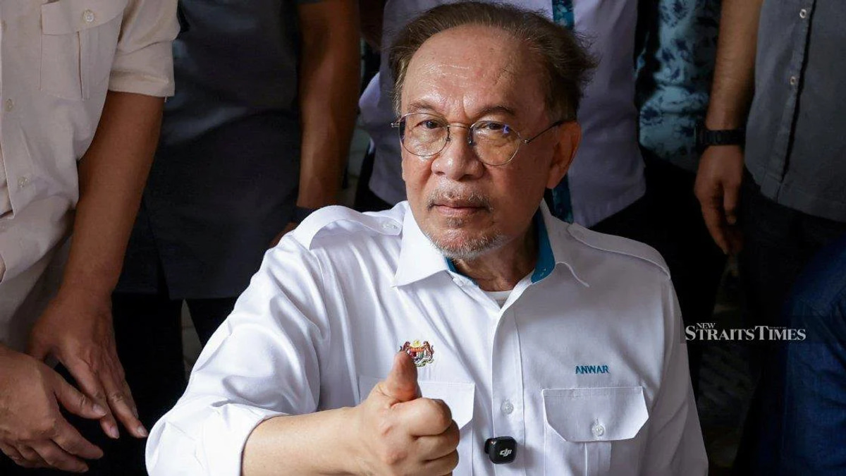 Anwar Ibrahim Tops Merdeka Centre Popularity Poll as Zahid Hamidi Falls Behind