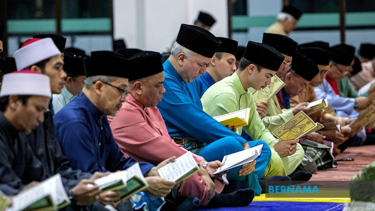 Sultan Nazrin Leads National Day Prayers at Newly Opened Perak Mosque