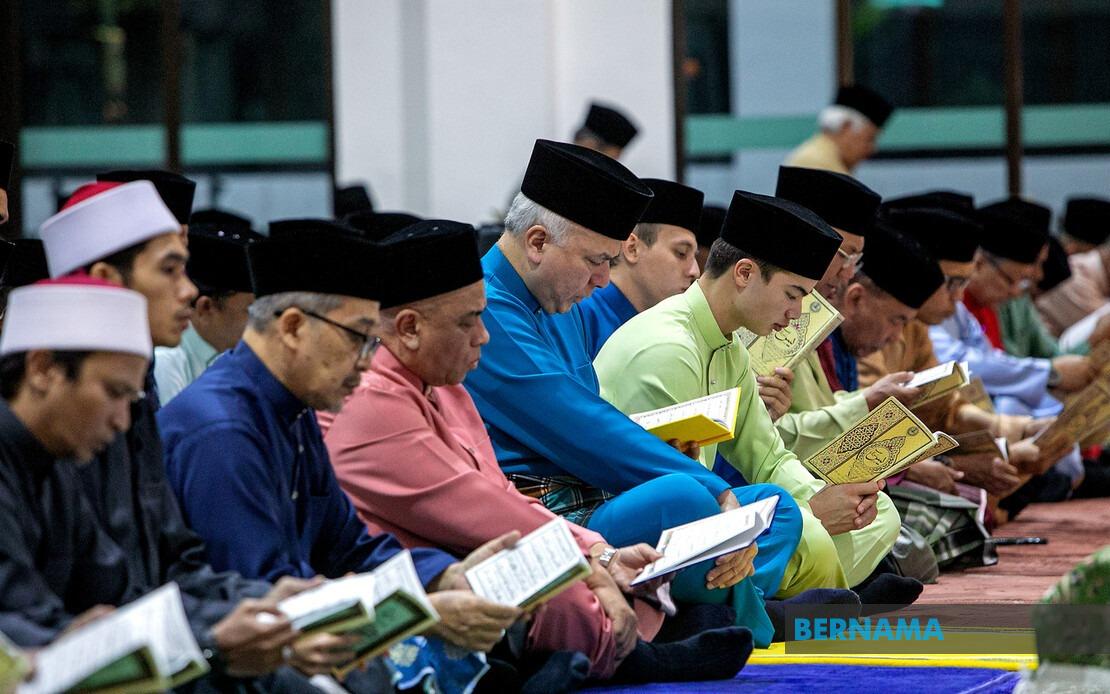Sultan Nazrin Leads National Day Prayers at Newly Opened Perak Mosque