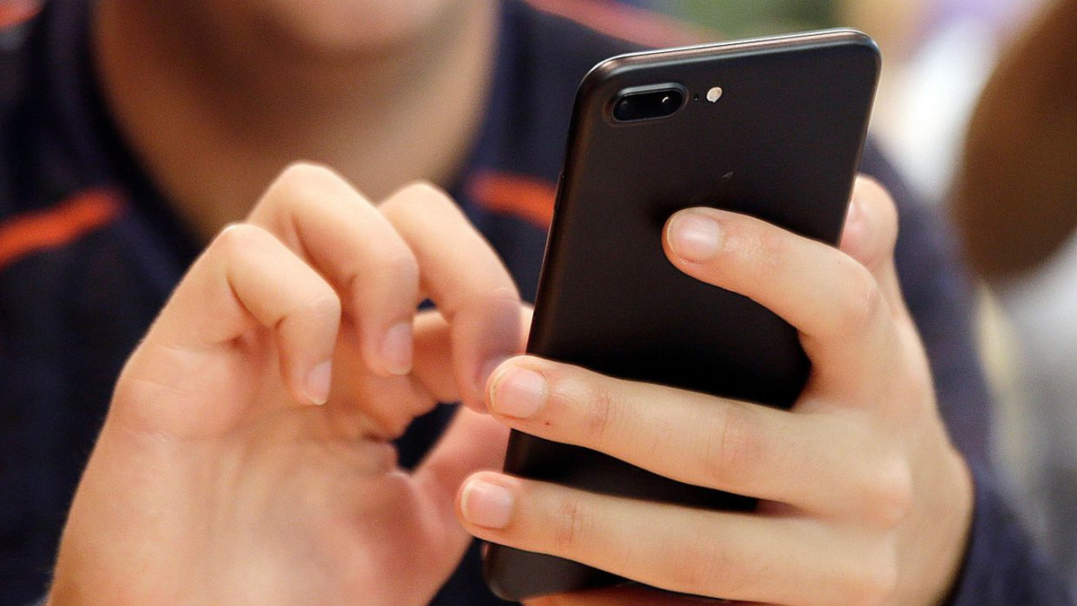 Digital Strain in the Smartphone Age: How Malaysians Can Protect Their Hands from Texting Injuries