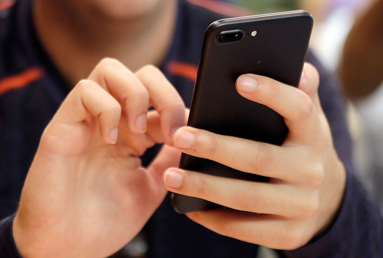 Digital Strain in the Smartphone Age: How Malaysians Can Protect Their Hands from Texting Injuries