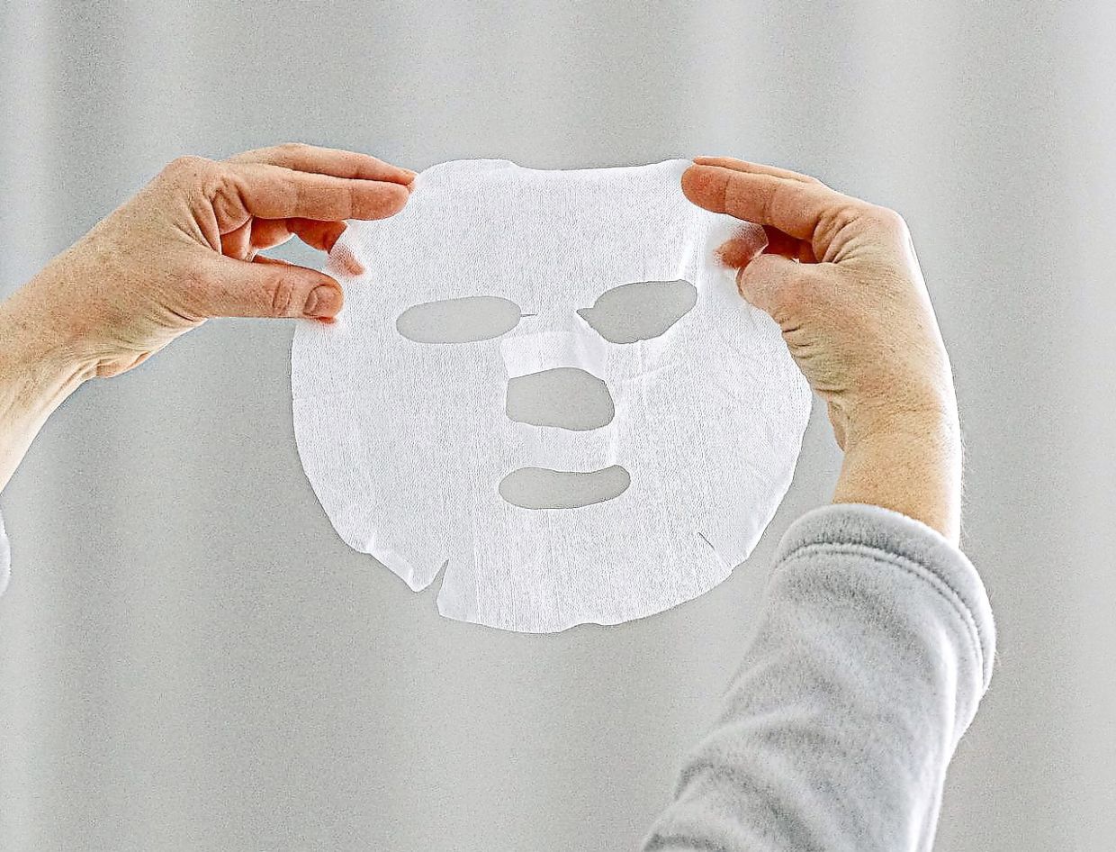 Keeping Skin Healthy During Long Flights: Expert Tips for Air Travellers