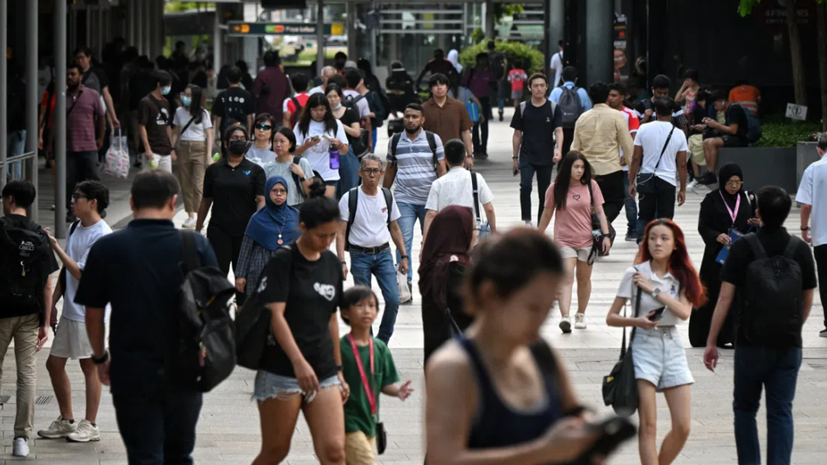Singapore to distribute S$400-S$600 cash to 2.4 million citizens from September