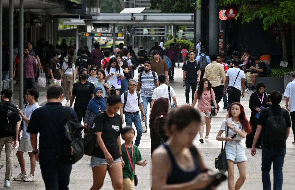 Singapore to distribute S$400-S$600 cash to 2.4 million citizens from September