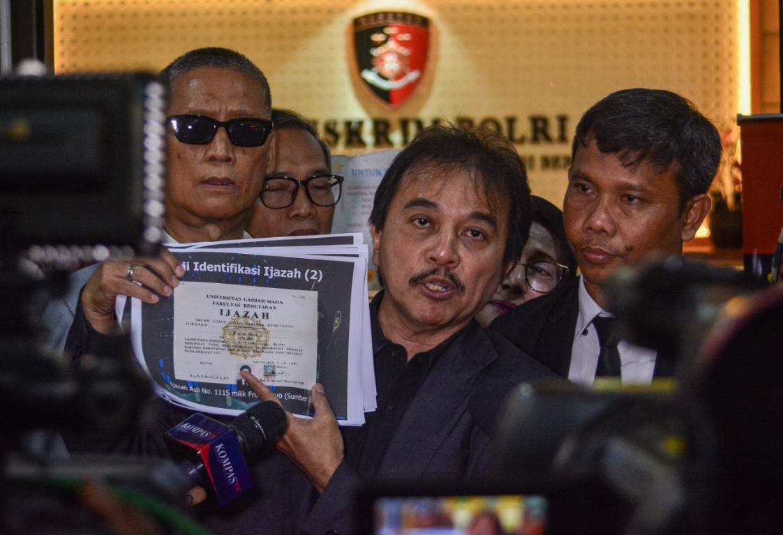Former Indonesian minister Roy Suryo detained over Jokowi diploma defamation case