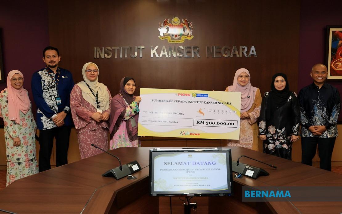 PKNS Grants RM300,000 to Support Cancer Patients at National Institute