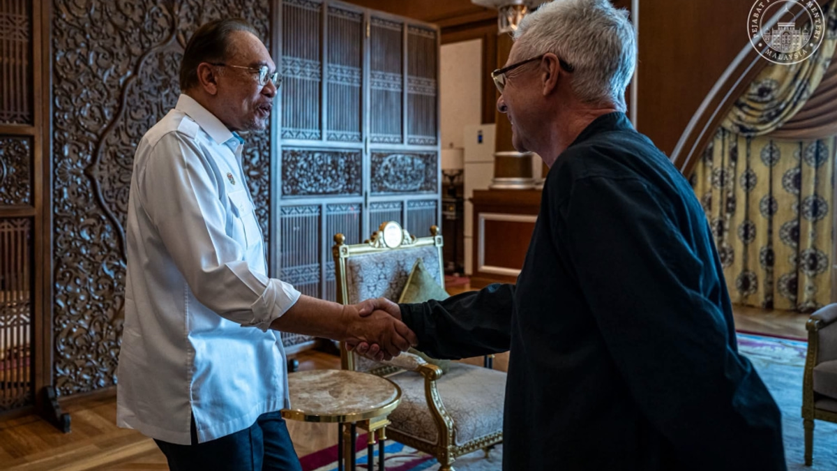 Anwar Ibrahim Meets Singapore GP Chief as Malaysia Eyes Formula 1 Return to Sepang