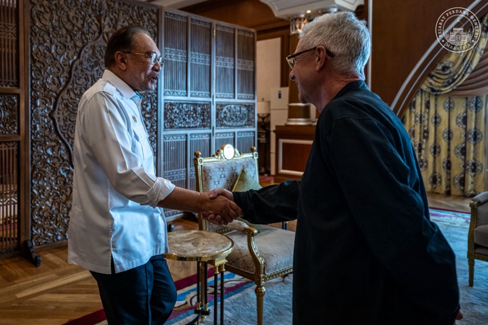 Anwar Ibrahim Meets Singapore GP Chief as Malaysia Eyes Formula 1 Return to Sepang