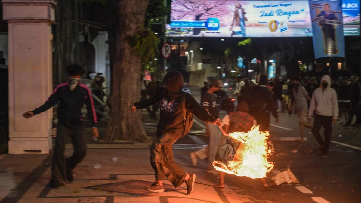 Indonesian police detain over 60 protesters in Surabaya demonstration against Prabowo administration