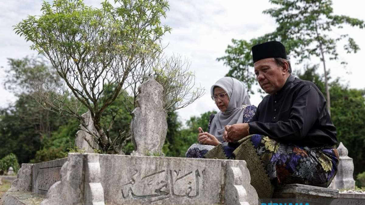 Negeri Sembilan's New Menteri Besar Pays Respects at Parents' Graves