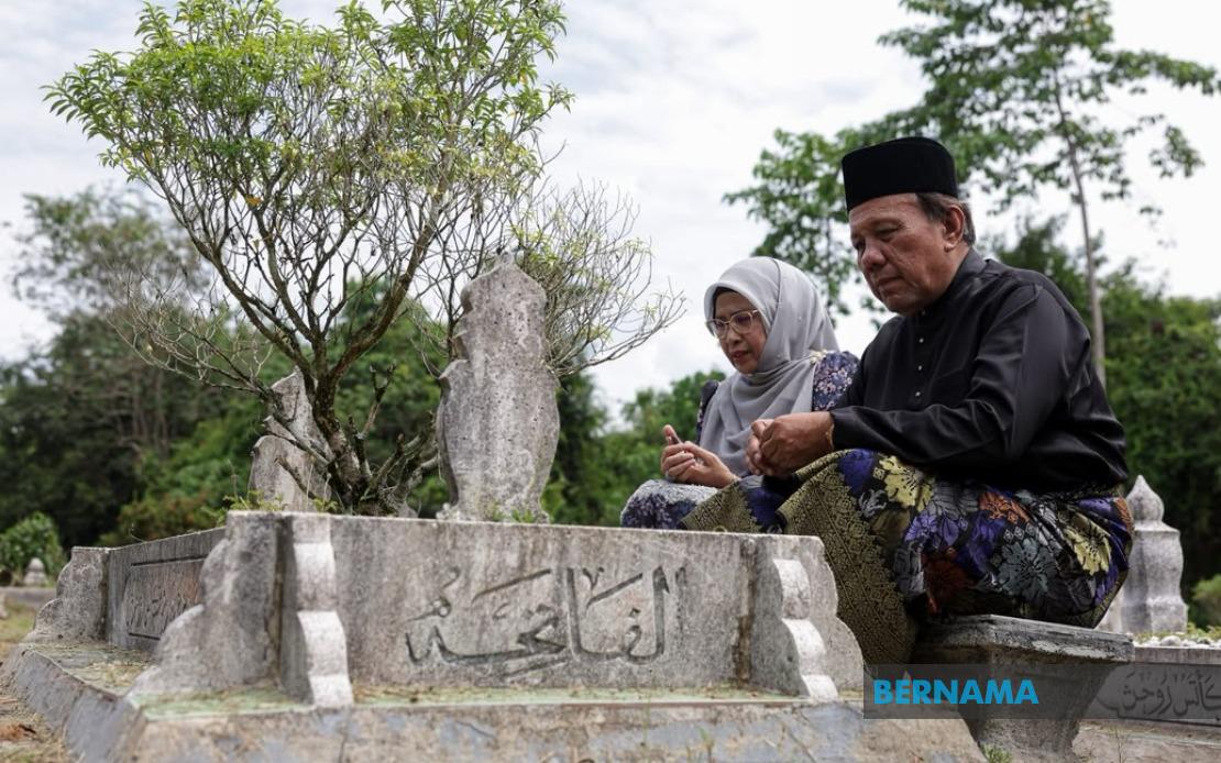 Negeri Sembilan's New Menteri Besar Pays Respects at Parents' Graves
