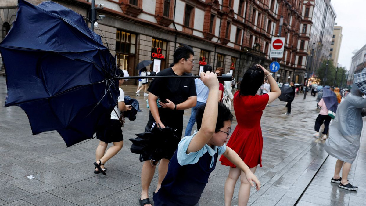 Typhoon Dolphin Batters Eastern China with Thousands of Flights Grounded