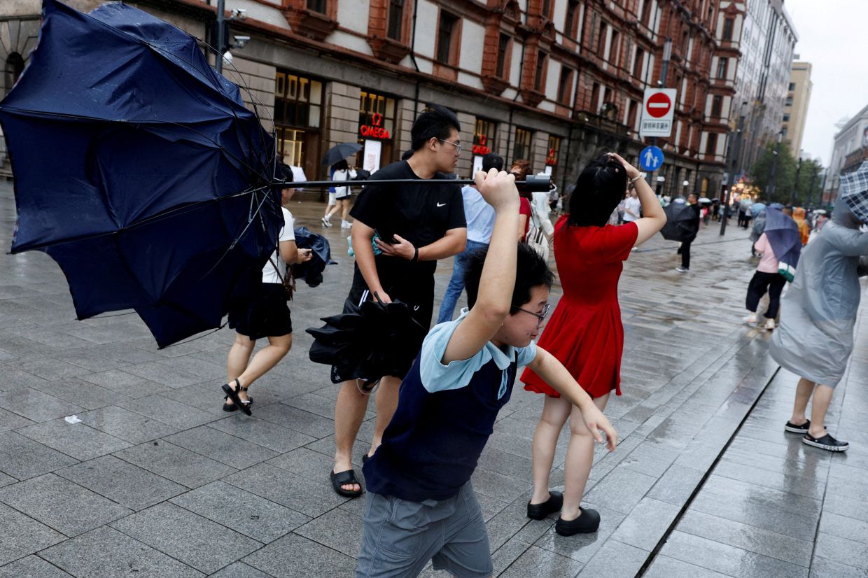 Typhoon Dolphin Batters Eastern China with Thousands of Flights Grounded