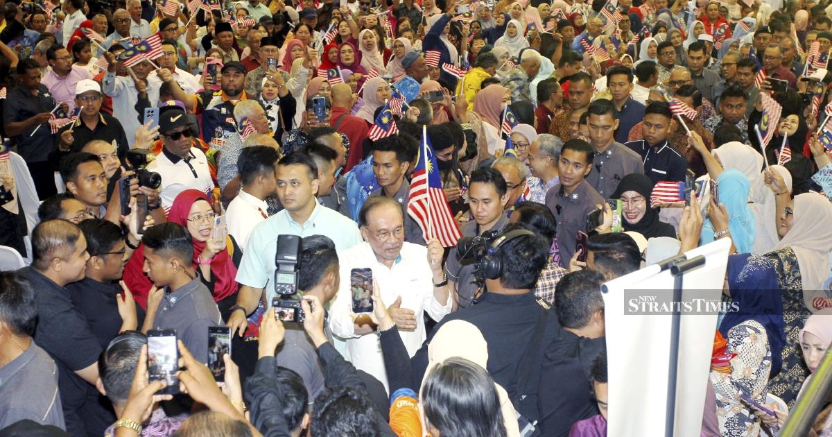 Ministers Must Resign If They Attack Coalition Partners, Anwar Warns