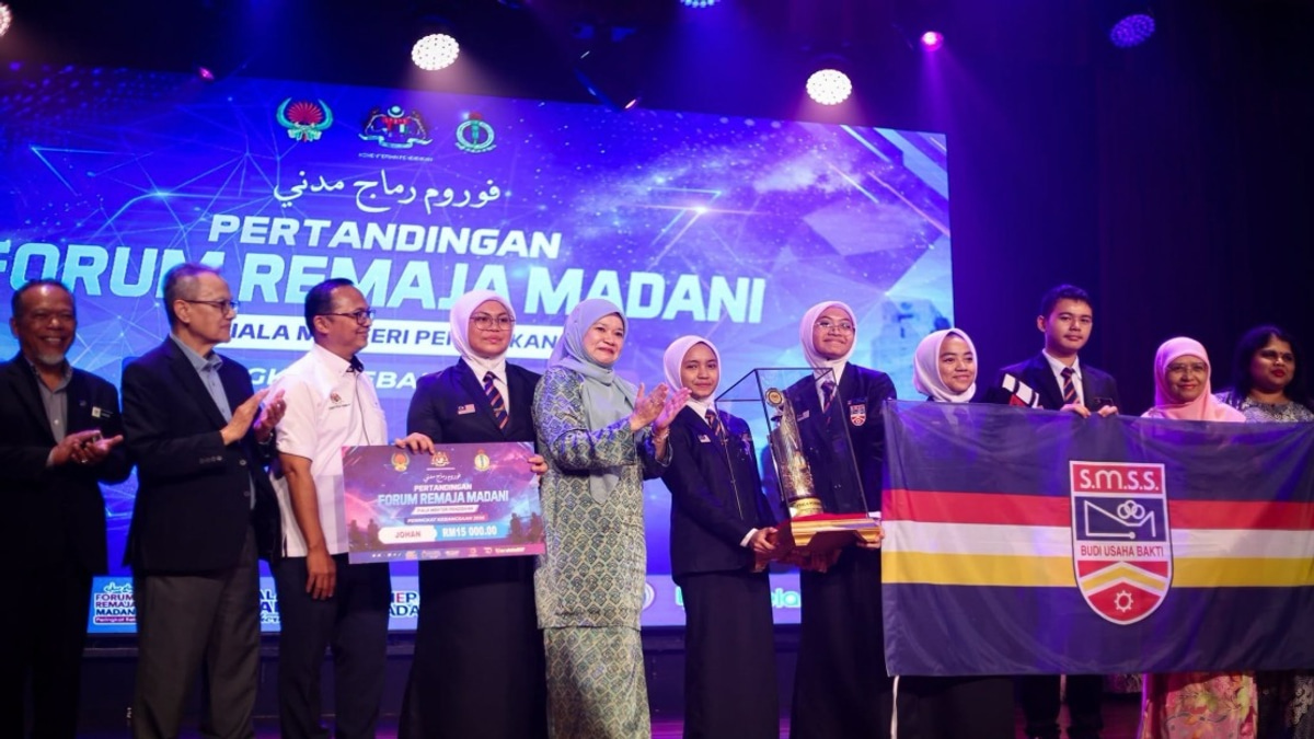 Education Minister Emphasises Critical Thinking and Respectful Dialogue in Character Development