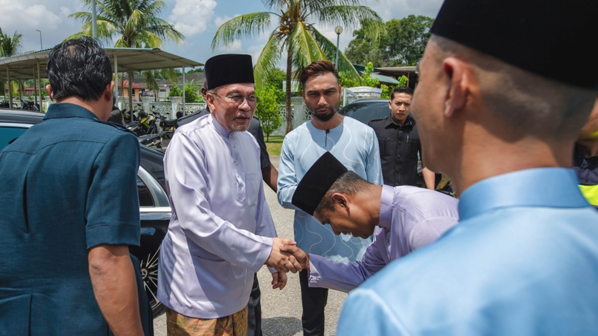 Despite Strong GDP Growth, Anwar Warns That Many Malaysians and Small Businesses Still Face Hardship