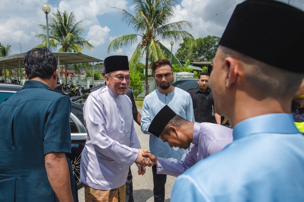 Despite Strong GDP Growth, Anwar Warns That Many Malaysians and Small Businesses Still Face Hardship