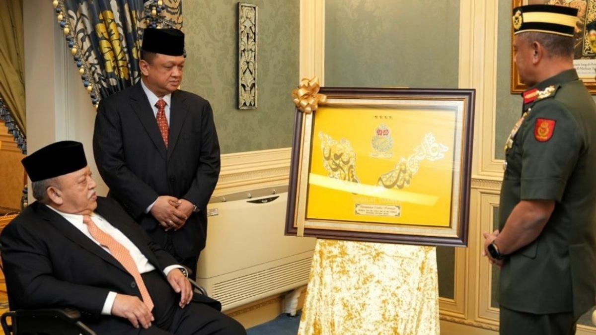 Raja of Perlis Receives Army Chief in State Ceremony