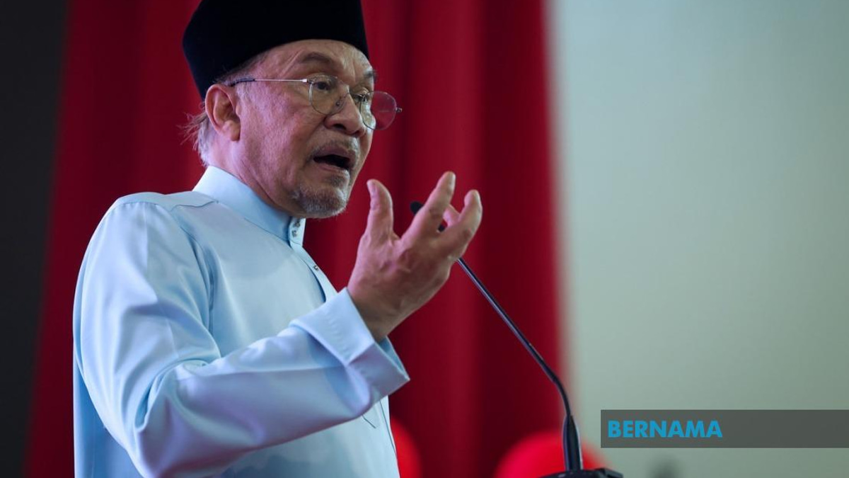 Anwar Halts Felda Hotel Sale at £60m Loss, Orders Full Inquiry