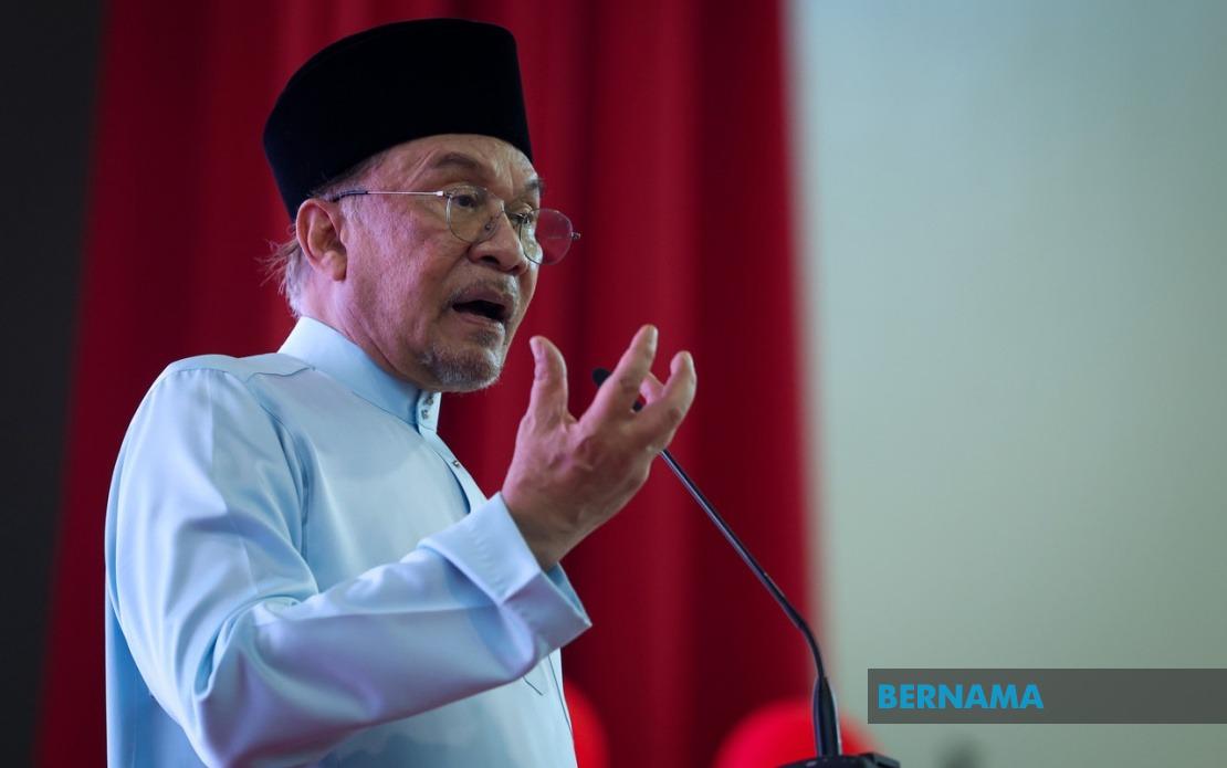 Anwar Halts Felda Hotel Sale at £60m Loss, Orders Full Inquiry