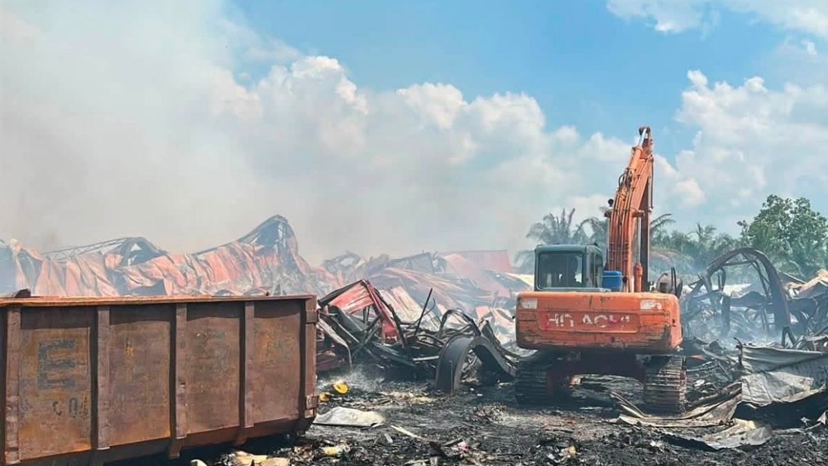 Kedah Authorities Monitor Air Quality After Multi-Factory Fire in Lunas