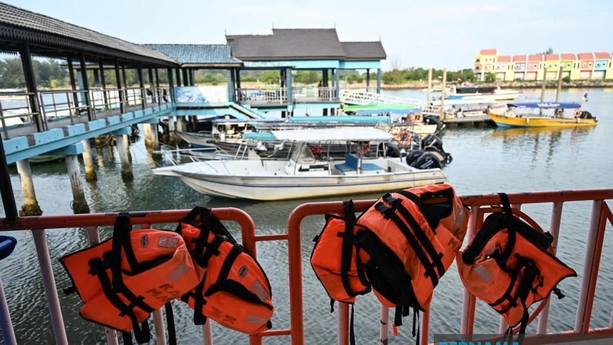 Life Jackets Must Be Worn Throughout Entire Sea Trips, Warns Terengganu Official After Boat Capsize