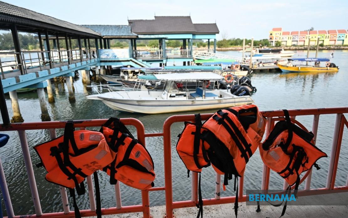 Life Jackets Must Be Worn Throughout Entire Sea Trips, Warns Terengganu Official After Boat Capsize