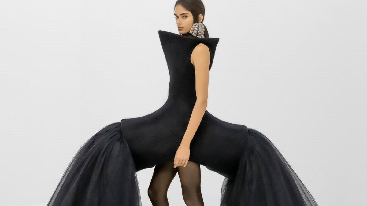 The spectacle of unwearable fashion: When couture becomes content