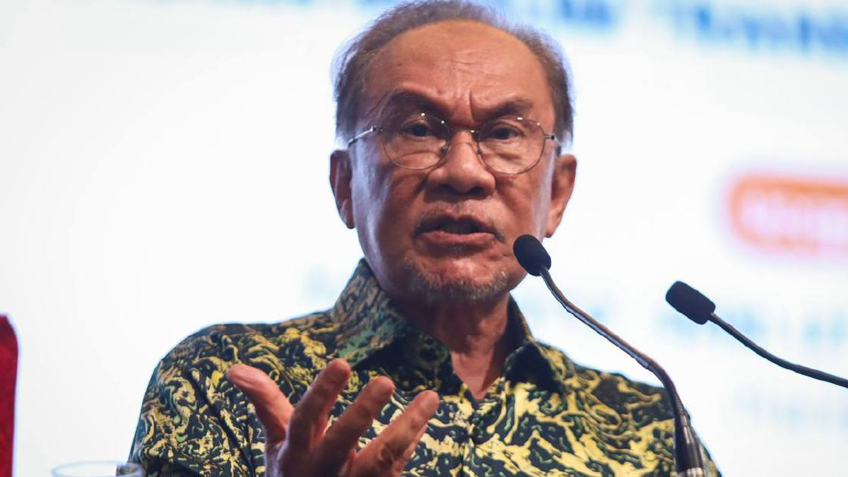 Anwar Rejects Sanusi's 'Tanah Melayu' Comments, Reaffirms Inclusive Malaysia