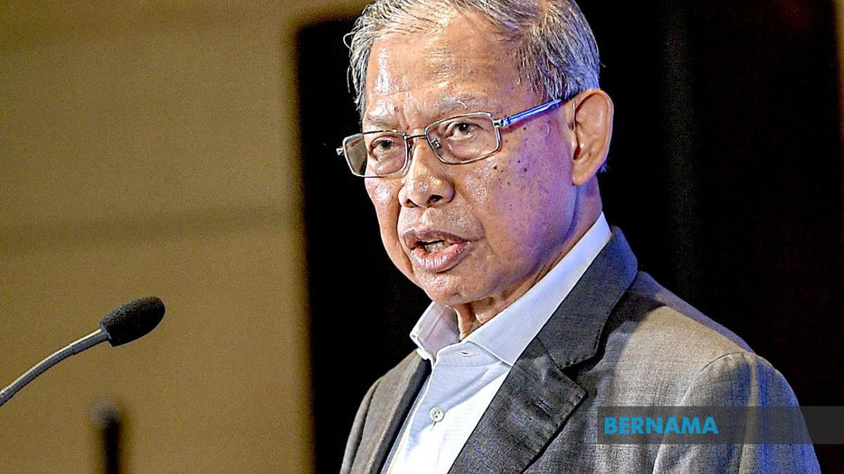 Mustapa Mohamed Bows Out of Electoral Politics, Urges UMNO to Embrace Generational Shift