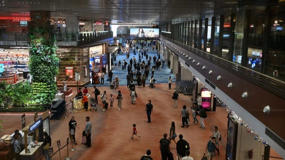 Australian and American travellers arrested for perfume theft at Changi Airport