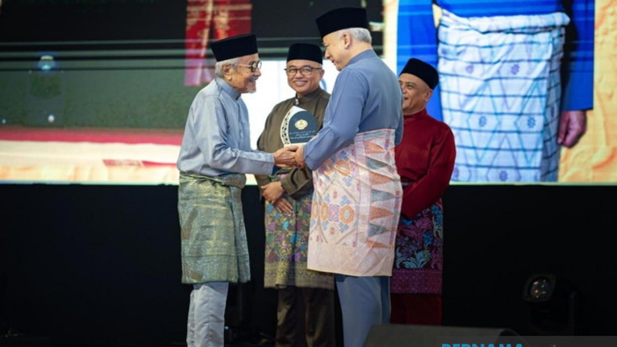 Veteran Malaysian Director Rahim Razali Honoured at Perak Maulidur Rasul Celebration