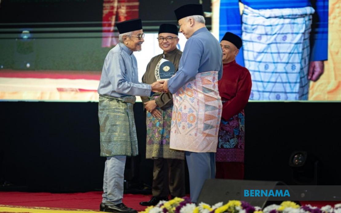 Veteran Malaysian Director Rahim Razali Honoured at Perak Maulidur Rasul Celebration