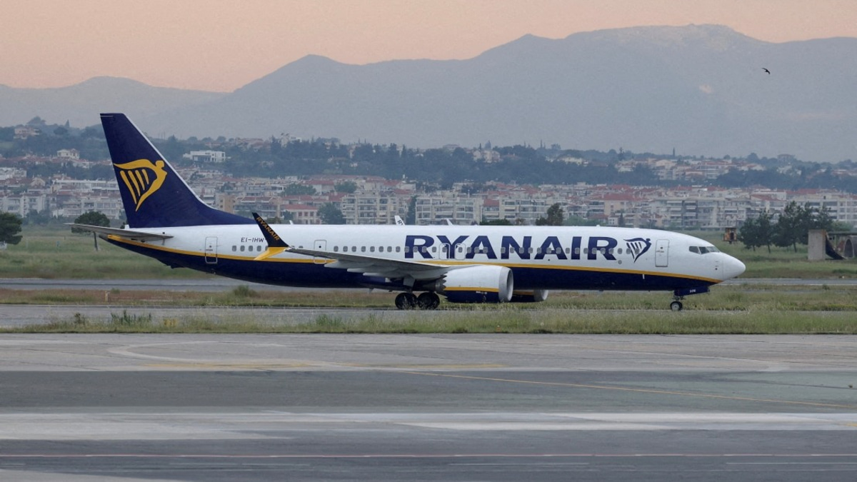 Passenger Injured as Window Shatters on Ryanair Flight from Greece