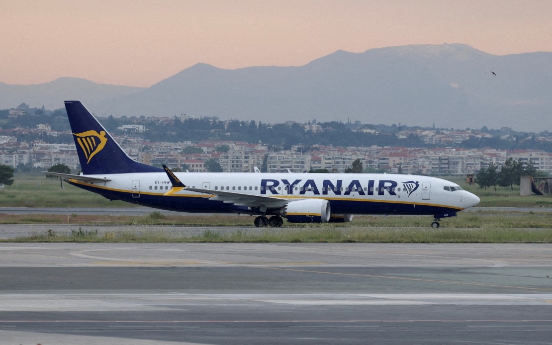 Passenger Injured as Window Shatters on Ryanair Flight from Greece
