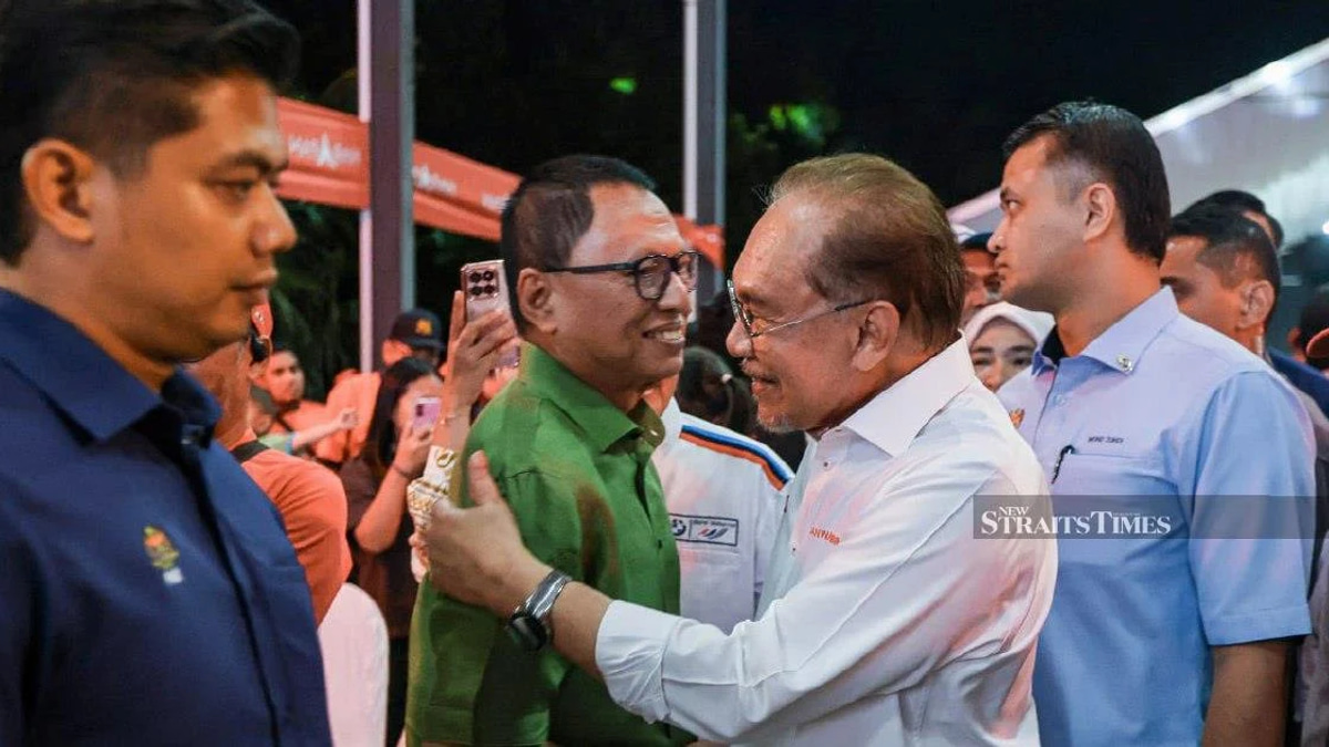 Rafizi Jibes at Puad Over 'Portfolio Switch' After Anwar Embrace
