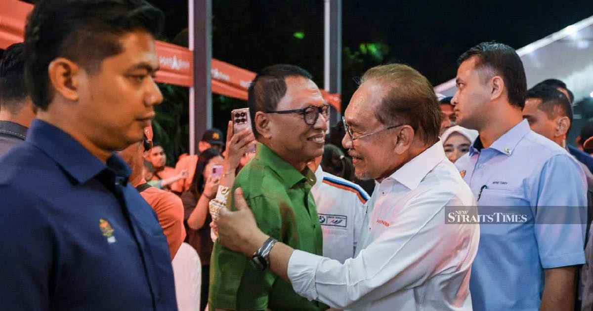 Rafizi Jibes at Puad Over 'Portfolio Switch' After Anwar Embrace