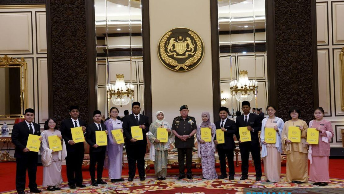 Sultan Ibrahim Presents BYDPA Scholarships to 14 High-Achieving Scholars