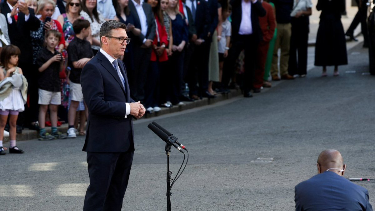 New UK PM Burnham Makes Bold Moves in Cabinet Overhaul, Charts Leftward Course