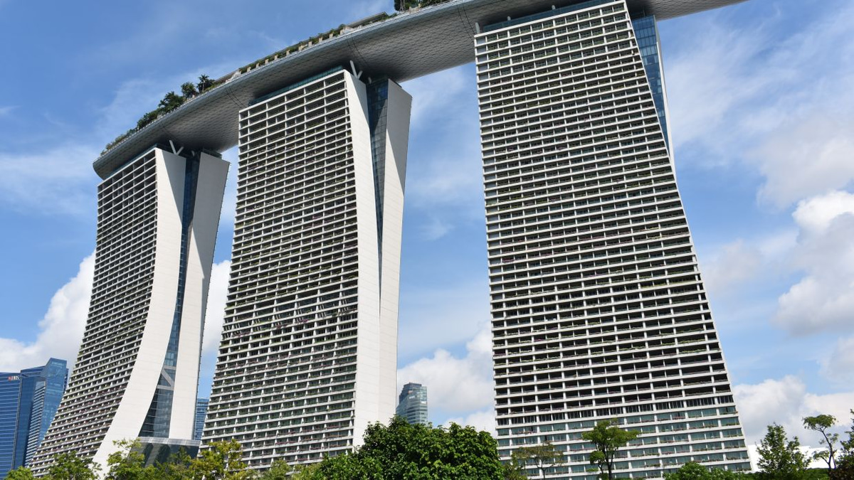 Singapore's Casino Duopoly: Resorts World Sentosa Struggles as Marina Bay Sands Dominates