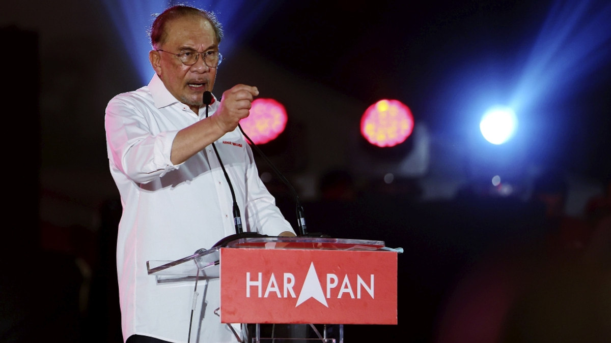 Anwar Ibrahim launches Negeri Sembilan campaign blitz with packed schedule