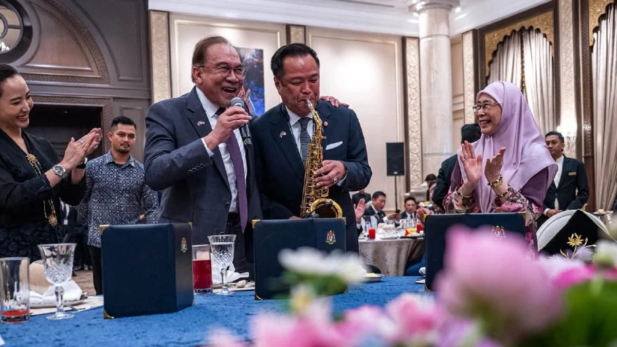 Anwar and Anutin Share Musical Moment: PM Sings 'My Way' While Thai Counterpart Plays Saxophone