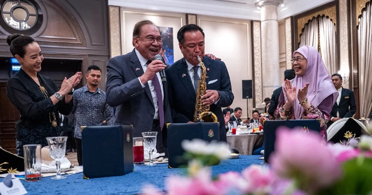 Anwar and Anutin Share Musical Moment: PM Sings 'My Way' While Thai Counterpart Plays Saxophone