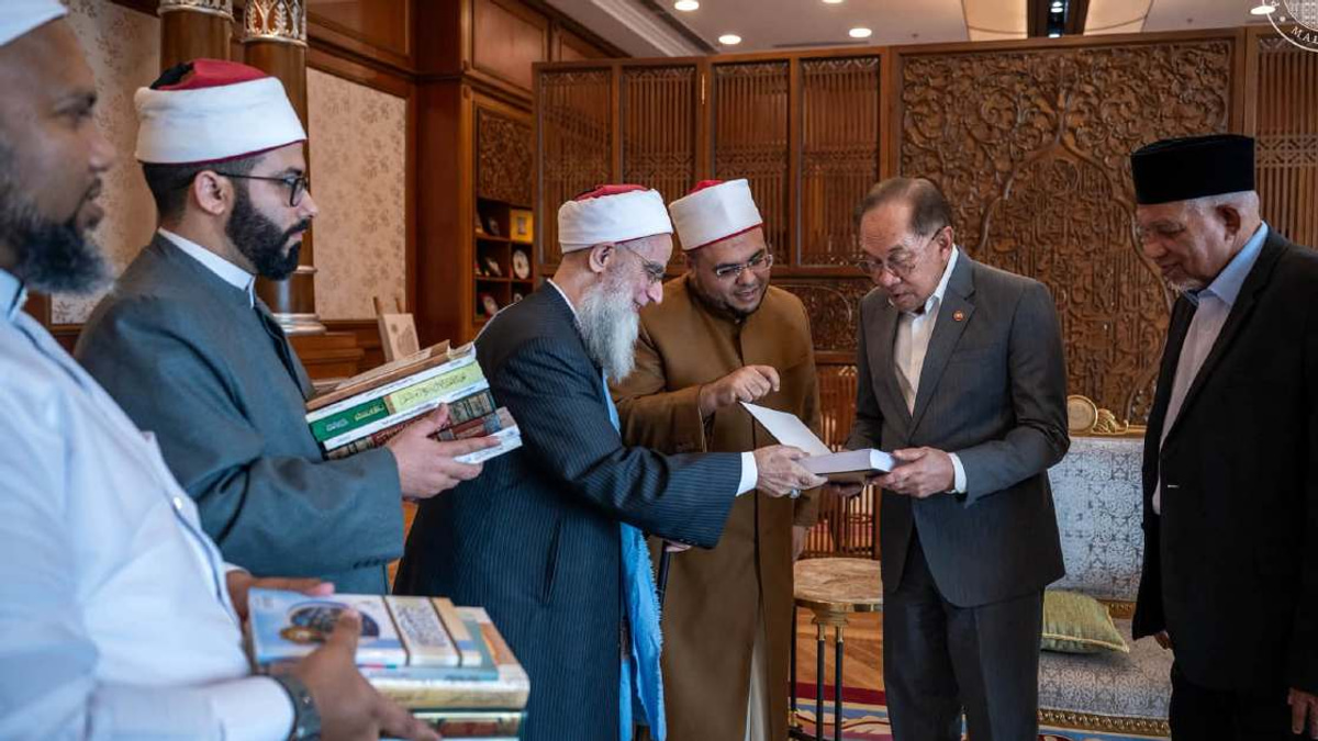 PM Anwar Receives Egyptian Islamic Scholar in Putrajaya