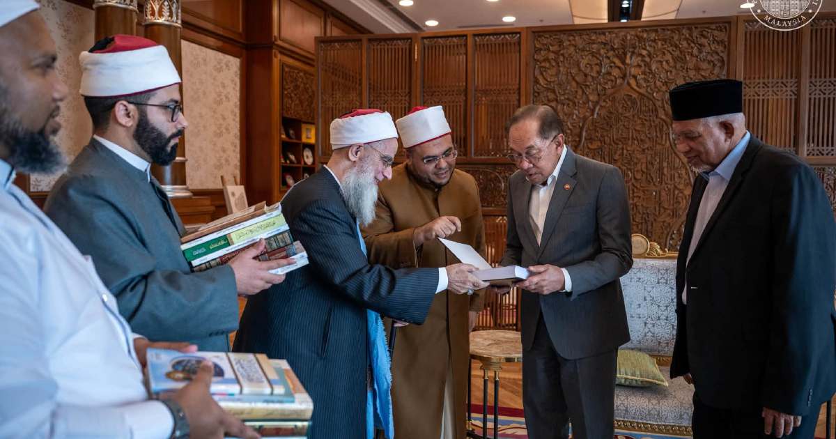 PM Anwar Receives Egyptian Islamic Scholar in Putrajaya