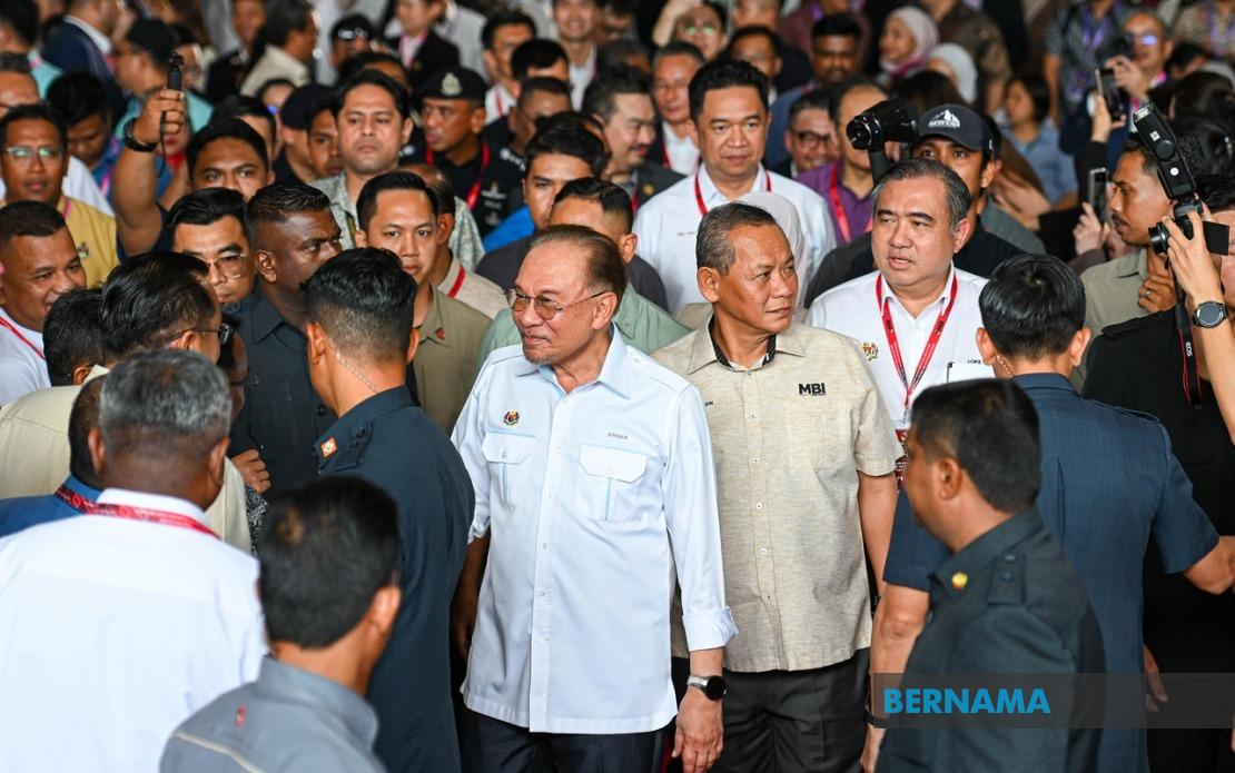 Anwar Seeks to Persuade Melaka DAP to Delay Departure from State Coalition