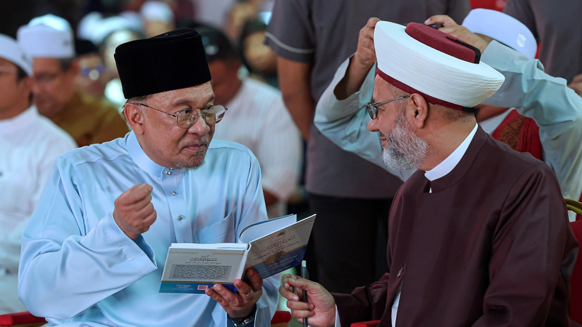 Anwar Praises Al-Azhar Grand Imam As Voice Of Moderation In Islam