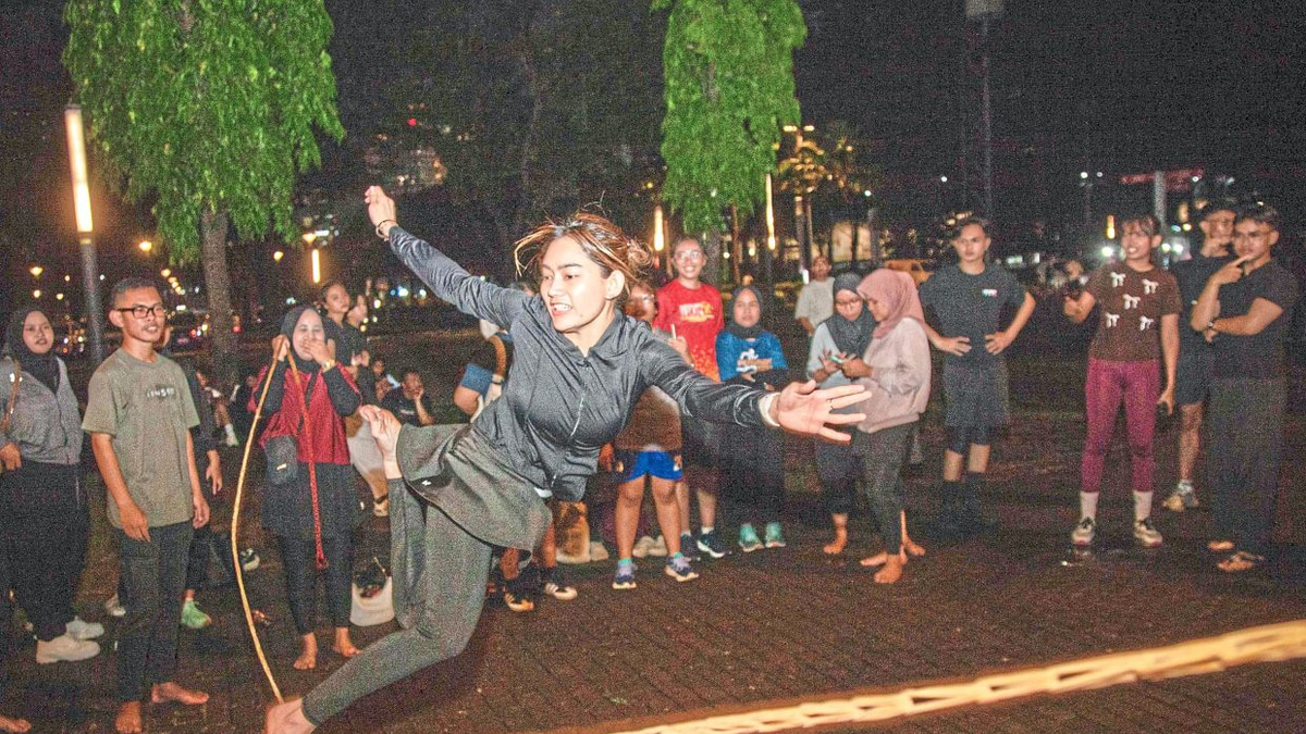 Indonesia's Urban Workers Find Relief in Childhood Games