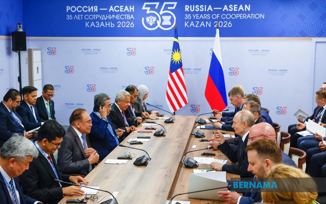 Anwar Praises Russia, China for Taking Peace Stance on Middle East Crisis